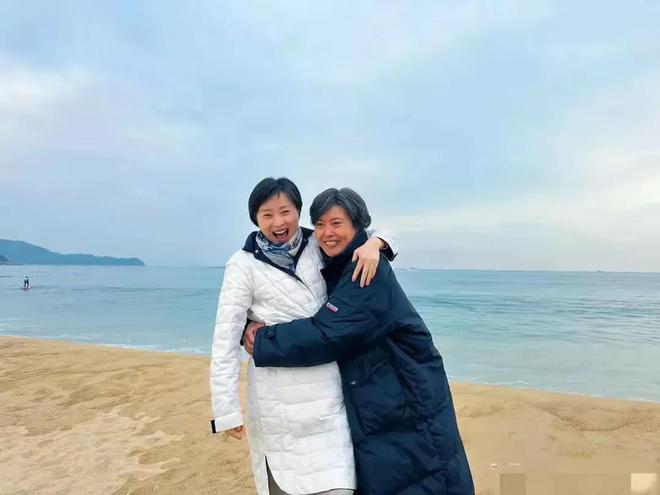 吴玉芳比65岁丁嘉丽还显老吴越最年轻OG真人平台三个女人海边玩耍62岁的