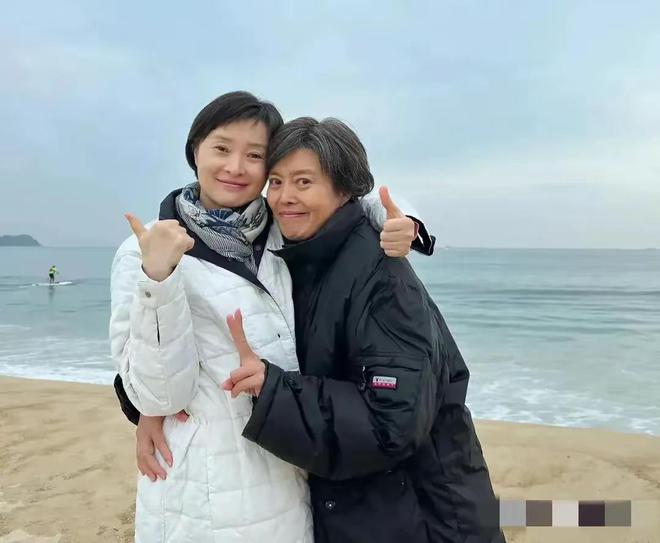 吴玉芳比65岁丁嘉丽还显老吴越最年轻OG真人平台三个女人海边玩耍62岁的(图2)