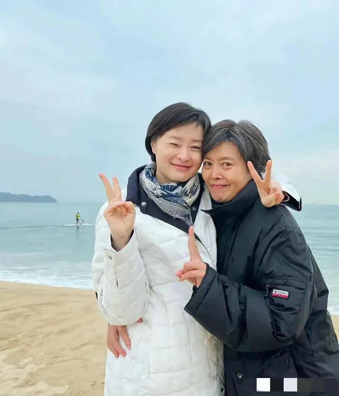 吴玉芳比65岁丁嘉丽还显老吴越最年轻OG真人平台三个女人海边玩耍62岁的(图4)
