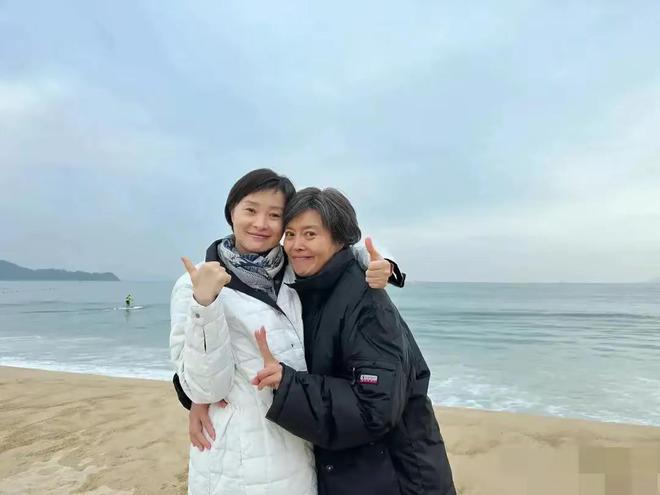 吴玉芳比65岁丁嘉丽还显老吴越最年轻OG真人平台三个女人海边玩耍62岁的(图3)