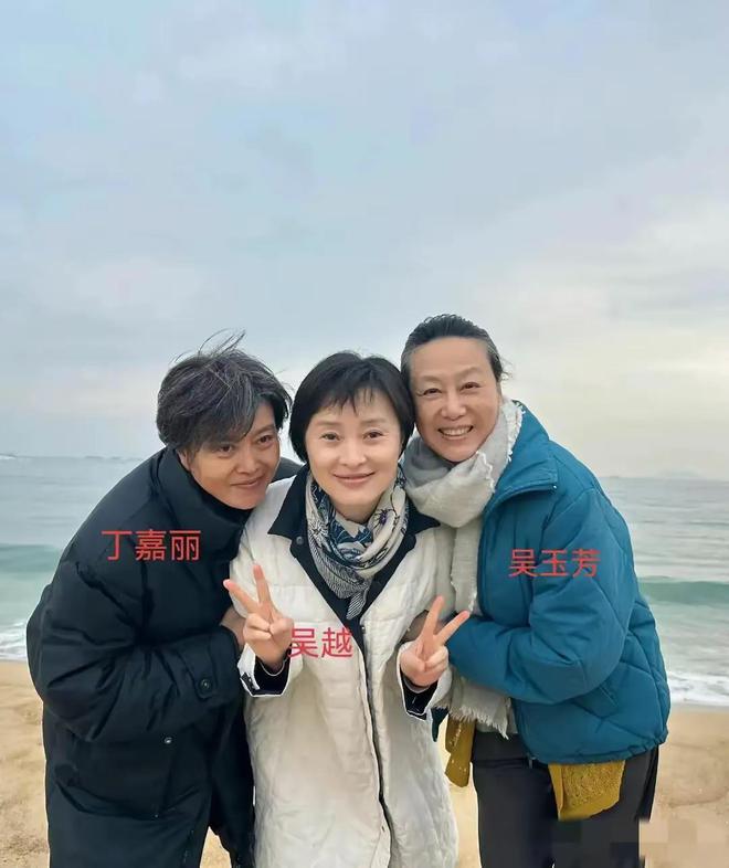 吴玉芳比65岁丁嘉丽还显老吴越最年轻OG真人平台三个女人海边玩耍62岁的(图7)
