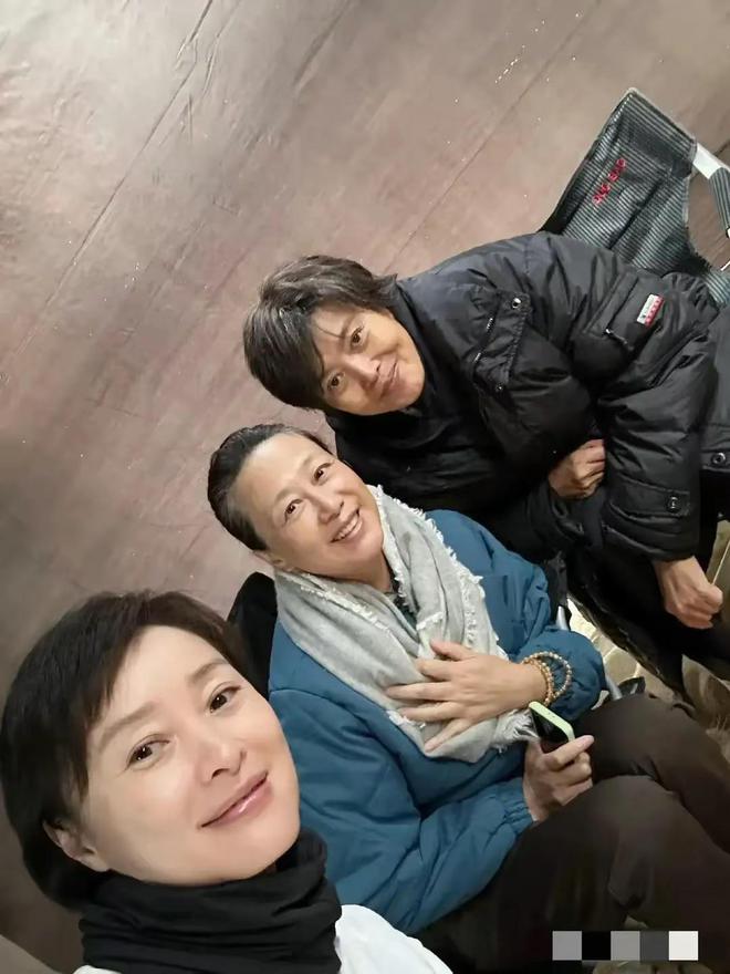 吴玉芳比65岁丁嘉丽还显老吴越最年轻OG真人平台三个女人海边玩耍62岁的(图6)